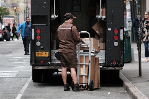 340 000 Ups Drivers Poised To Strike Over Extreme Heat Safe Working 340 000 Ups Drivers Poised To Strike Over Extreme Heat Safe Working
