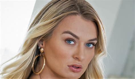Busty Blonde Babe Natalia Starr Does Blowjob In Pov