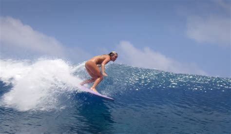 Nude Surfing
